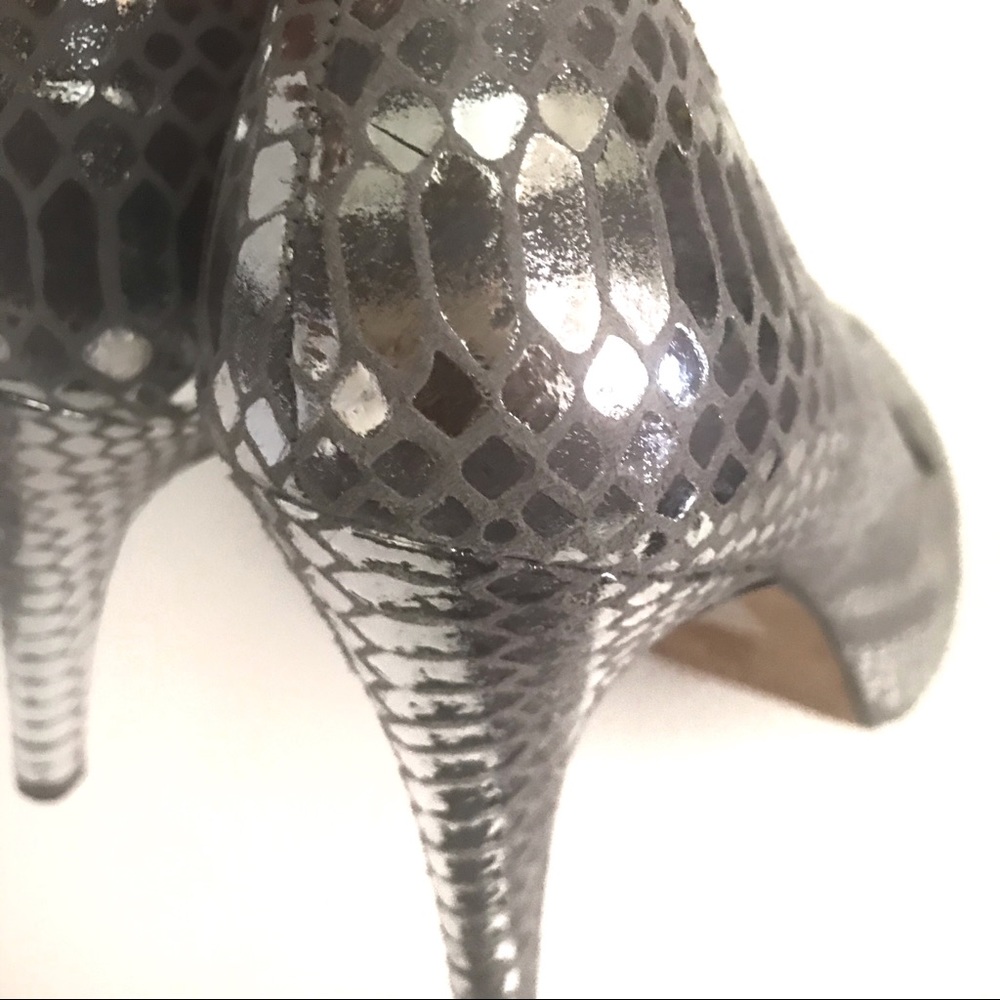 White House Black Market Silver Heels 8.5 - Picture 7 of 7